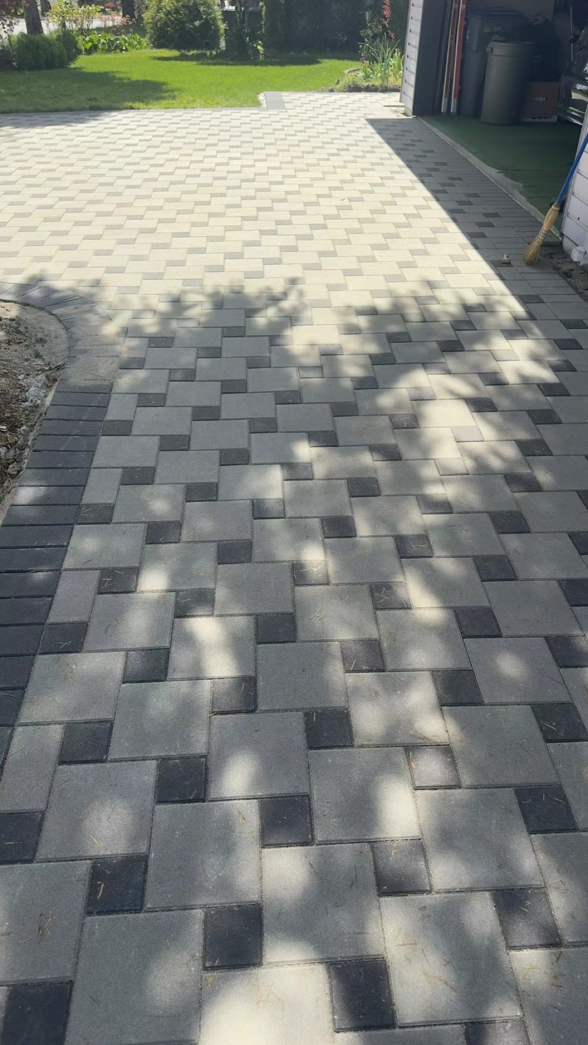 Multi-tone paver driveway installation