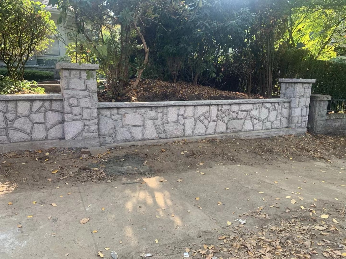 Decorative stone retaining wall with pillars